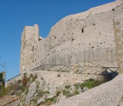 Le mura di Castel S.Pietro