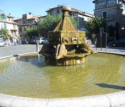 Fontana di Arturo Martini in Piazza delle Ville