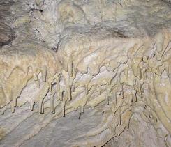 Concrezioni carbonatiche all'interno di grotta Cerqueta