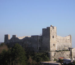 Le mura di Castel S.Pietro