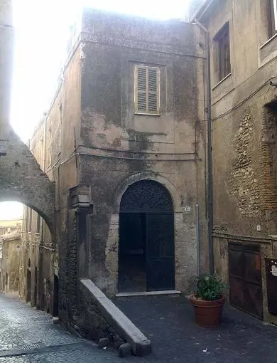 Sancti Sabbae aedes (Chiesa di S.Saba, sconsacrata alla fine del XVI secolo), cap. VII, pag. 15 (foto del 2012)